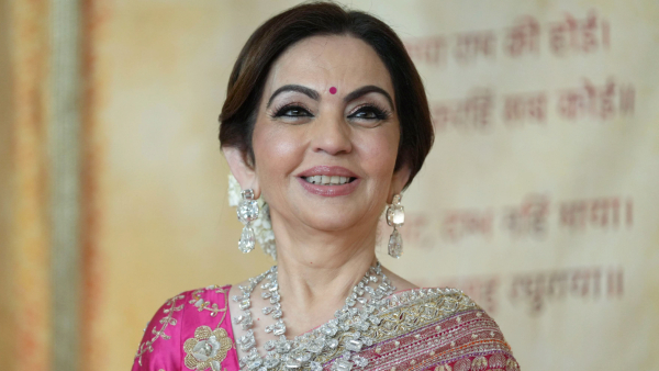 Bengaluru local woman against nita ambani benz traffic jam trending in social media netizens praise