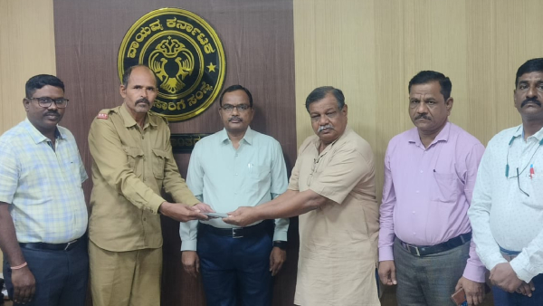 NWKRTC Bus Driver Returned to Passengers his Expensive Mobile Phone
