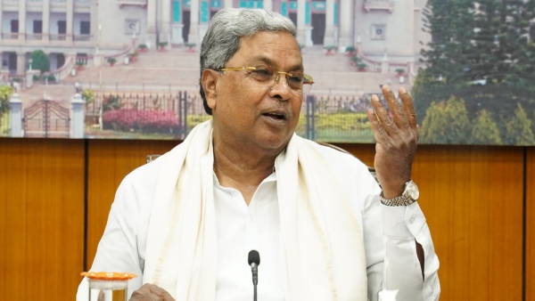 Siddaramaiah teaches students about the Constitution