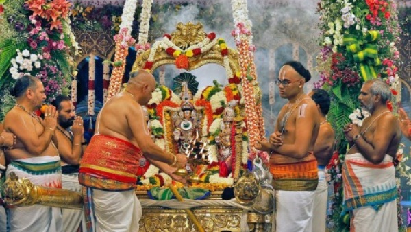 20-Hour queue for tirupati darshan andhra pradesh ocean of devotees by year-end