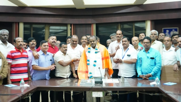 HD Kumaraswamy Assures HMT Employees Of Settling Rs 361 Crore Dues HD Kumaraswamy Assures HMT Employees Of Settling Rs 361 Crore Dues