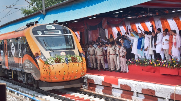 From January 10 This Route Vande Bharat Train To Become 20 Coach