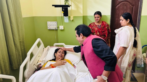DK Shivakumar Running to Enquire Health of Lakshmi Hebbalkar