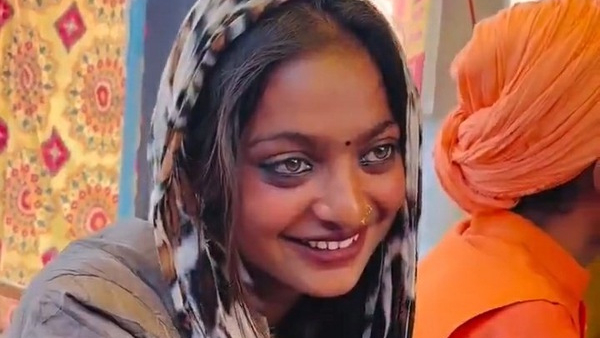 Maha kumbh mela 2025 maha kumbh mela rudrakshi sells girl monalisa famous in social media