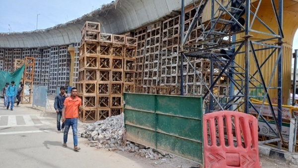 Crane Mishap During Namma Metro Construction On Outer Ring Road In Bengaluru Crane Mishap During Namma Metro Construction On Outer Ring Road In Bengaluru