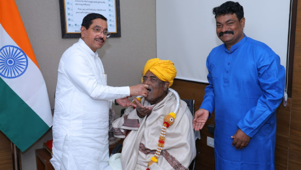Union Minister Pralhad Joshi Honors Padma Shri Awardee Venkappa Ambaji Sugatekar Union Minister Pralhad Joshi Honors Padma Shri Awardee Venkappa Ambaji Sugatekar