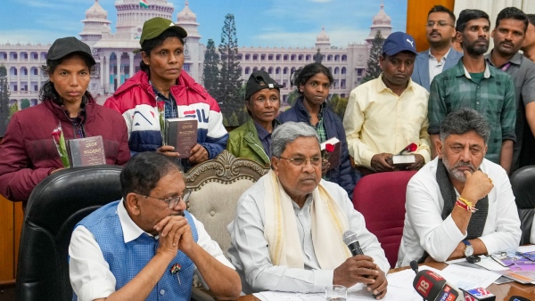 Six Naxals Surrender Before Karnataka Chief Minister Siddaramaiah Six Naxals Surrender Before Karnataka Chief Minister Siddaramaiah