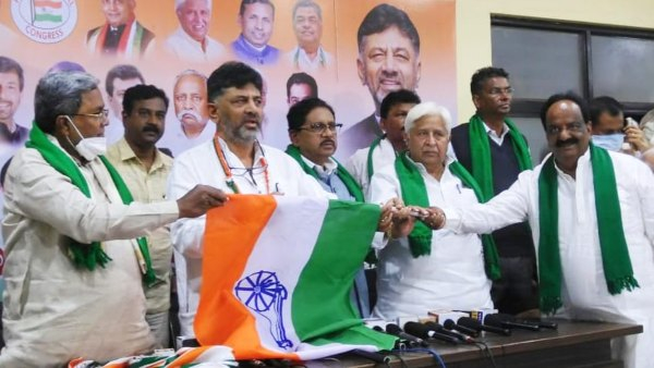 Congress Highcommond Strictly instructed to Don t Talk on CM and KPCC Posts NH Konareddy