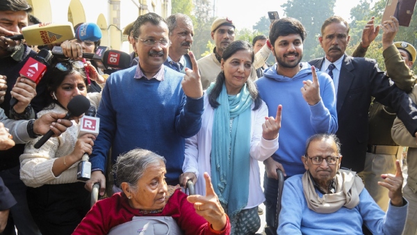 ಮತಚಲಾಯಿಸಿದ ಕೇಜ್ರಿವಾಲ್‌ ಪತ್ನಿ ಸುನೀತಾ