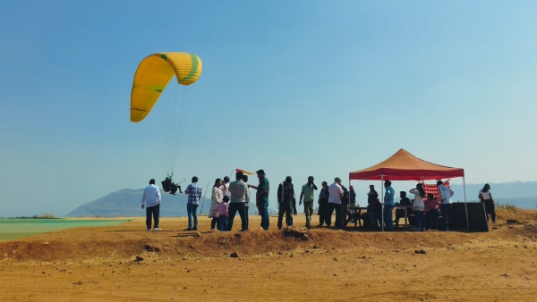 Maharashtra B Com Student Paraglides To Exam Center Amid Traffic Jam