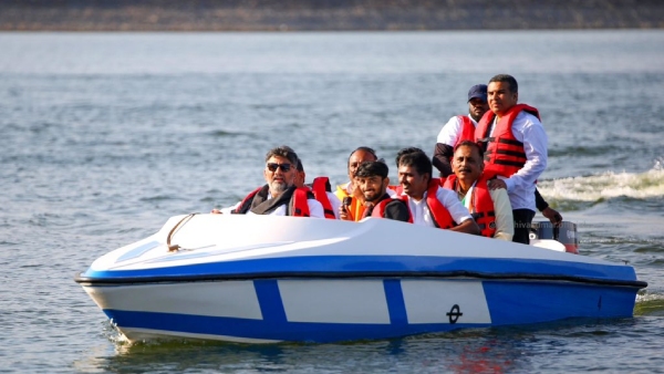 MLA CP Yogeshwar And DK Suresh Fall Into Water During Boat Ride At Kanva Reservoir MLA CP Yogeshwar And DK Suresh Fall Into Water During Boat Ride At Kanva Reservoir