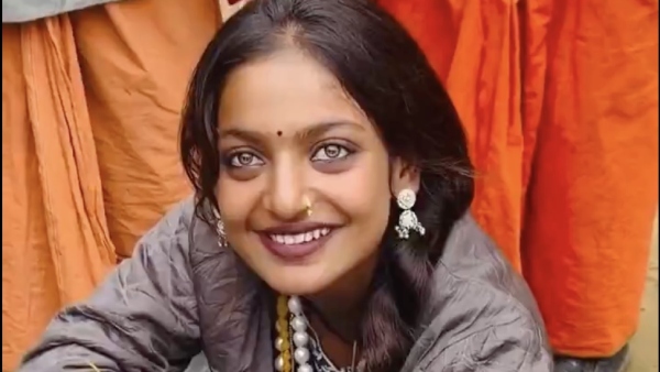 Mahakumbh Mela Viral Girl Monalisa Gifts Gold Necklace To Her Mother Mahakumbh Mela Viral Girl Monalisa Gifts Gold Necklace To Her Mother