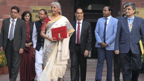 Budget 2025 Nirmala Sitharaman Celebrates Bihar s Dalit Artist with Traditional Madhubani Saree