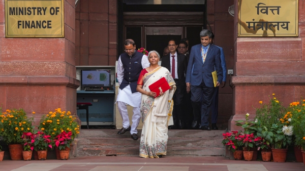 Budget 2025 Nirmala Sitharaman Celebrates Bihar s Dalit Artist with Traditional Madhubani Saree