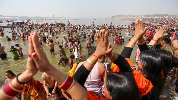 videos-of-women-bathing-at-kumbh-mela
