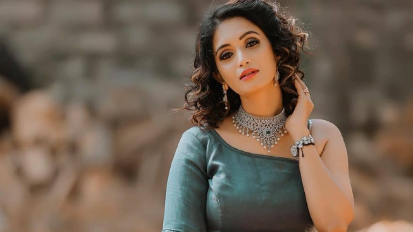 Actress And Bigg Boss Contestant Kavya Shastri Seen Begging At Temple