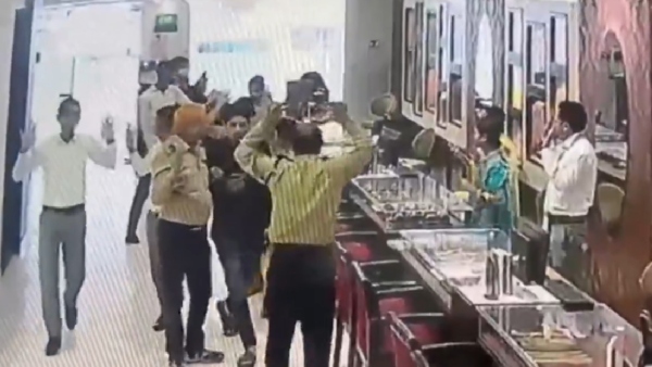 Police Detained 9 Armed Robbers Who looting jewellery worth Rs 25 Cr in Tanishq at Bihar Police Detained 9 Armed Robbers Who looting jewellery worth Rs 25 Cr in Tanishq at Bihar
