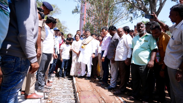 BJP Challenges DK Shivakumar On Bengaluru Roads Congress Hits Back