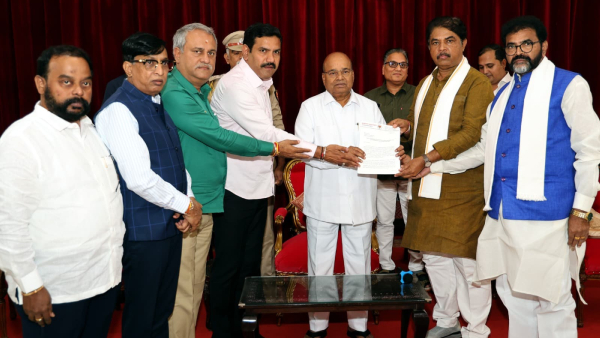 JDS Accuses Congress Guarantee Committee President Of Misusing Karnataka Govt Symbol On Private Vehicle JDS Accuses Congress Guarantee Committee President Of Misusing Karnataka Govt Symbol On Private Vehicle