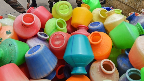 Drinking Water Crisis People Drilling Bore Well In Vedavathi River