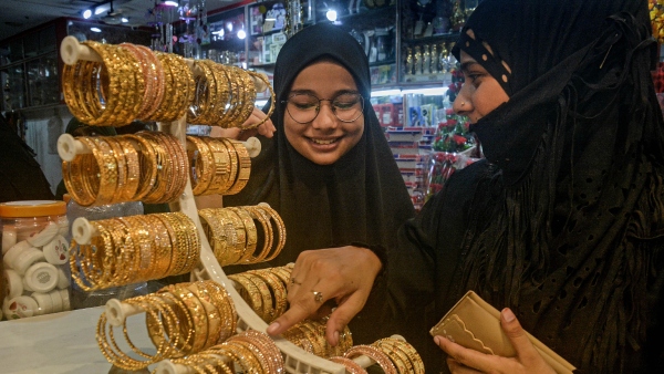 Today Gold Prices In Bengaluru Drop Suddenly After Continuous Surge