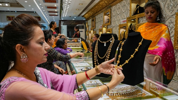 Today Gold Prices In Bengaluru Drop Suddenly After Continuous Surge