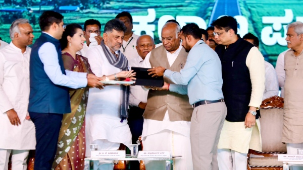 Congress President Mallikarjun Kharge Advises Siddaramaiah And DK Shivakumar To Stay United