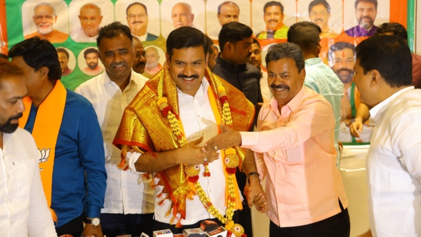 BJP Leader Renukacharya Meets DK Shivakumar Sparks Congress Joining Speculation BJP Leader Renukacharya Meets DK Shivakumar Sparks Congress Joining Speculation