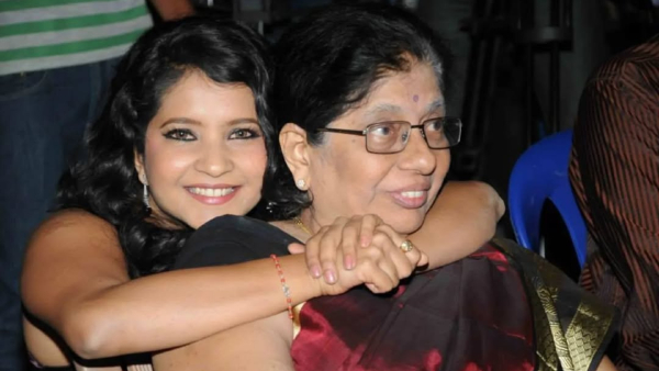 Shubha Poonja Comes To Reality Show Shooting After Her Mother Death
