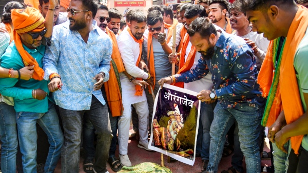 Violence Erupts In Nagpur Over Aurangzeb Issue Curfew Imposed In Several Areas