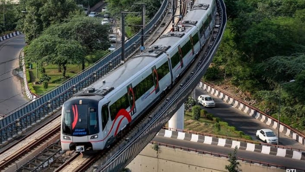Delhi Metro Passenger Consumes Alcohol Eggs Inside Train Video Goes Viral