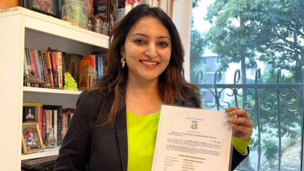 Who is the actress standing between SM Krishna and Dr Rajkumar in the photo