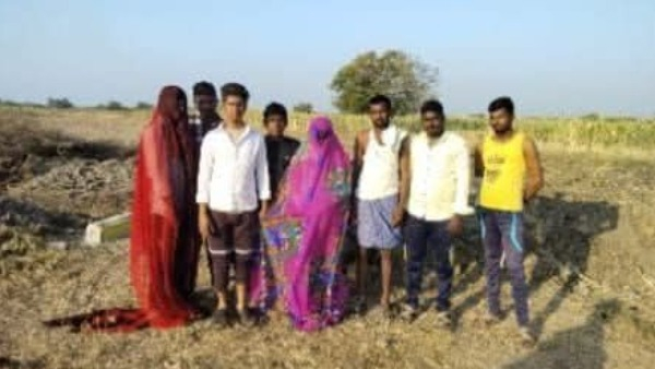 In yadgir men have taken photos wearing sarees as women to get nrega job cards In yadgir men have taken photos wearing sarees as women to get nrega job cards
