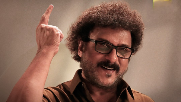 Crazy Star Ravichandran Pays Tribute To Comedian Rakesh Poojary On Bharjari Bachelors Stage Crazy Star Ravichandran Pays Tribute To Comedian Rakesh Poojary On Bharjari Bachelors Stage