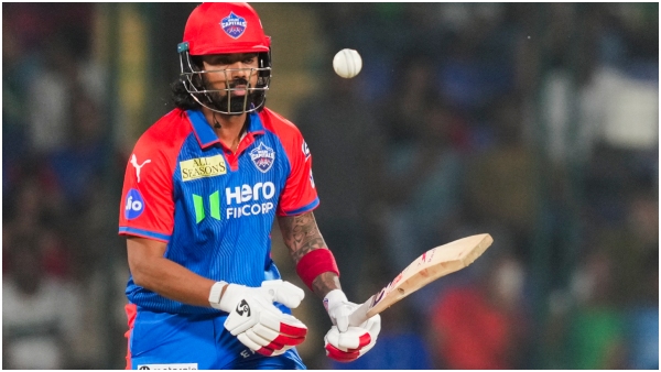 mi vs dc kl rahul suffer from knee injury ipl 2025