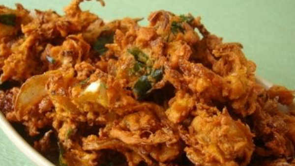 Onion Pakoda Recipe How to make crispy onion bajji and delicious chutney in rainy season Onion Pakoda Recipe How to make crispy onion bajji and delicious chutney in rainy season