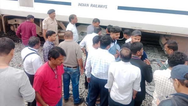 Vande Bharat Express to Bengaluru Emergency Halted Due to Hot Axle in Davangere station Vande Bharat Express to Bengaluru Emergency Halted Due to Hot Axle in Davangere station