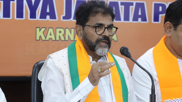 The Government Has Not Given Houses To R Ashok And Me Chalawadi Narayanaswamy Said