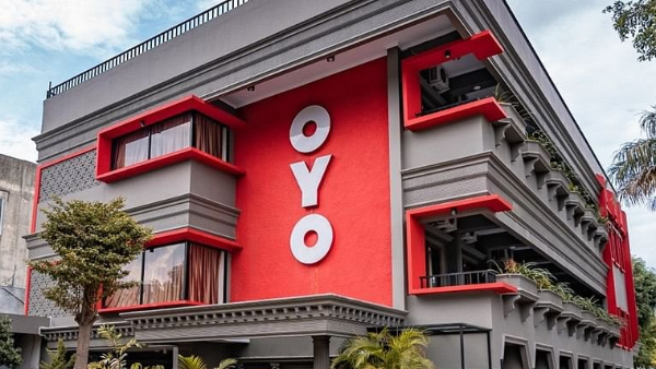 married-woman-flees-oyo-room-with-lover-after-husband-arrives-viral-video married-woman-flees-oyo-room-with-lover-after-husband-arrives-viral-video