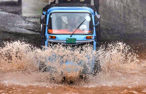 Karnataka Rains Heavy rain in these districts Yellow and Orange alert declared by IMD