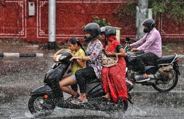 Karnataka Rains Cyclone Effect Heavy rain for 4 days IMD issues yellow alert for 16 districts