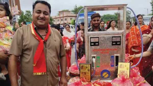 Businessman offers silver fuel machine at Sanwaliya Seth Temple Businessman offers silver fuel machine at Sanwaliya Seth Temple