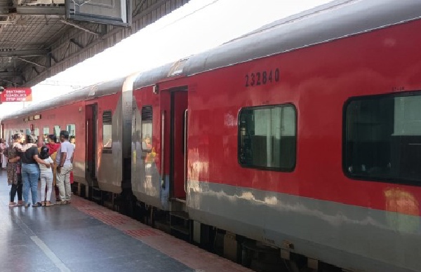 Viral video of north Indian employee showing arrogance while giving railway tickets in Karnataka