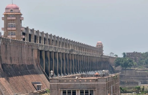 Damage to 7 gates of Tungabhadra Dam Four districts of Karnataka in trouble Damage to 7 gates of Tungabhadra Dam Four districts of Karnataka in trouble