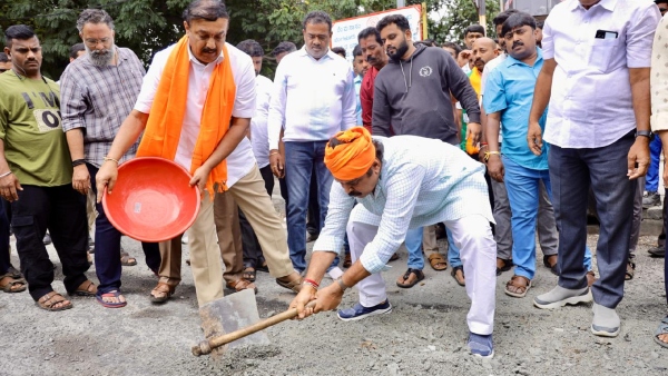 BJP protests by blocking road potholes in Bengaluru