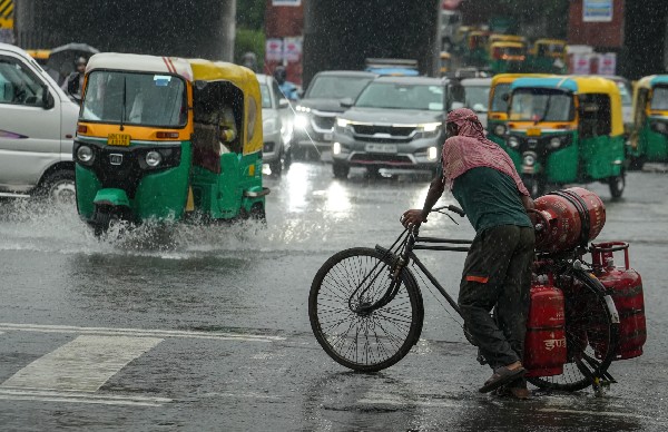 IMD Forecast Heavy Rains Lash Karnataka and Other States Schools and Colleges Closed