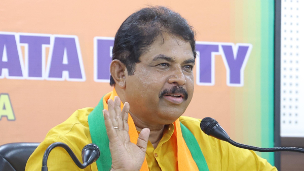 DK Shivakumar received two prasadams during his visit to Hassanamba R Ashok DK Shivakumar received two prasadams during his visit to Hassanamba R Ashok