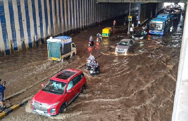 Bengaluru Rain Heavy Showers Lash City This Morning IMD Issues Forecast for Coming Days