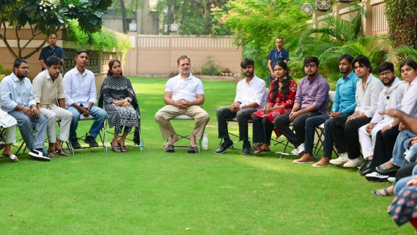 Bihar Election 2025 Parties Promise Karnataka-Model Guarantee Schemes and Govnt Jobs in Manifesto Bihar Election 2025 Parties Promise Karnataka-Model Guarantee Schemes and Govnt Jobs in Manifesto