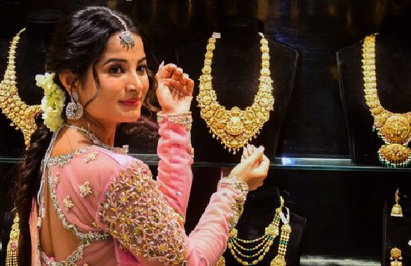 Gold Prices May Soar to 2 5 Lakh Is Now the Right Time to Invest